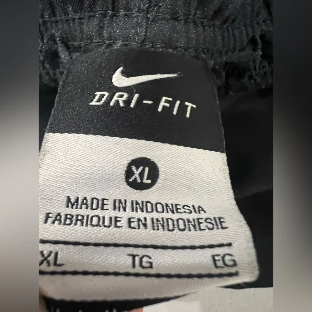 Nike teens  Athletic Black Shorts 18/20 years